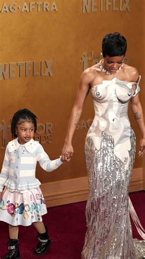 ¡Ternura en la alfombra roja! La hija de Teyana Taylor ayuda a su madre colocándole el vestido.