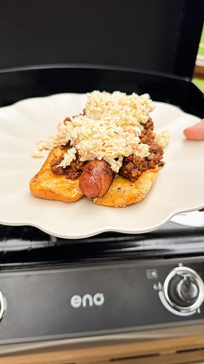 🌭🥓Hot dog Michigan de course sur ma @planchaenoamerica 🔥 de chez @doyondespres ! Une saucisse enrobée de bacon caramélisé, d’la viande Michigan, un pain grillé avec du fromage pis de la salade de choux. Quel hot dog de compétition! Pis pour vrai, y’a rien de plus le fun que de cuisiner sur cette plancha. Du déjeuner au snack du soir, on peut tout faire! J’ai hâte de vous en montrer plus cet été! *PUB. #folksandforks #plancha #hotdog #bbqrecipes #summerrecipes #recette | Folks and Forks