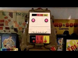 2XL Robot - Introducing himself