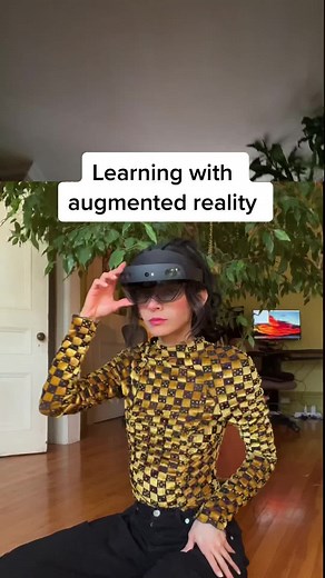 This is how people will learn in the future. Do you agree?🤔 #hololens #hololens2 #augmentedreality #future #educationalvideo #techtok #tech #fyp #uxdesigner #futuristic