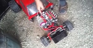 V8エンジンを搭載したRCカー動画