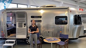 Emma führt Euch durch den Airstream 604 😊 Sie hatte das Glück schon seit Ihrer Jugend mit einem Airstream verreisen zu können. Über die Jahre durfte Sie viele schöne Erinnerungen und Erfahrungen mit „Ihrem Streamy“ sammeln. 😊 Heute führt Sie Euch durch das Modell 604. Viel Spaß dabei! Weitere Informationen zu unseren Modellen: www.airstream-germany.de/wohnwagen/ Prospekt bestellen oder direkt downloaden: www.airstream-germany.de/prospekte/ #airstream #airstream604 #lwalktrough | Airstream Germ