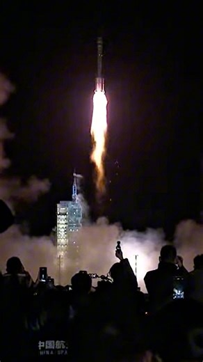 China lança taikonautas para Estação Espacial Tiangong 🛰️🚀👩🏻‍🚀 Neste dia 31 de outubro, a China lançou com sucesso a missão Shenzhou-21! A nave espacial decolou a bordo do foguete Long March 2F, do Centro de Lançamento de Satélites de Jiuquan, no deserto de Gobi. O objetivo é transportar três taikonautas para a estação espacial chinesa, realizar a rotação de tripulação, além de conduzir experimentos científicos em áreas como ciências da vida espacial e biotecnologia por cerca de seis meses.