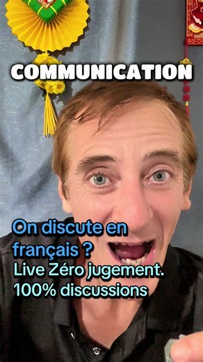 Tu apprends le français ? Tu as déjà un bon niveau de français ? Mais à l’oral, tu bloques ? Quand tu souhaites parler ou répondre à quelqu’un, tu as l’impression que tout ton vocabulaire a disparu. Pourtant, tu le connais parfaitement, car tu l’as déjà beaucoup étudié, que ce soit la grammaire, la conjugaison ou la construction des phrases. Tu as même passé beaucoup de temps à travailler ta lecture et ta prononciation. Alors, on va dépasser ce blocage psychologique ensemble, non pas avec un cou