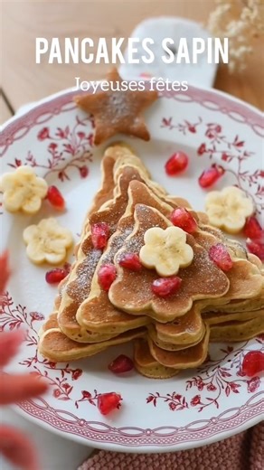 Pancakes sapin 🎄 de @healthyclemsy 😍 Ce dimanche notre petit-déjeuner à des airs de fêtes ! Les petits bonheurs dans les choses simples 🙏 Je vous partage la recette des pancakes [ 2 - 4 personnes ] ▪︎ 120g de farine blanche ▪︎ 1cc de levure chimique ▪︎ 1 oeuf ▪︎ 100g de compote ▪︎ ~70g de lait végétal ▪︎ 1cc de jus de citron 🍋 Pour former les sapins vous pouvez utiliser une petit poche à douille ou comme moi sur la vidéo une bouteille à vinaigrette ;) Doux dimanche 🎄 #pancakes #sapin #Noël 