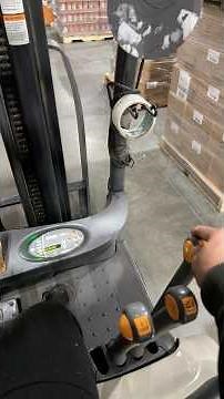 How the levers of a seated forklift work