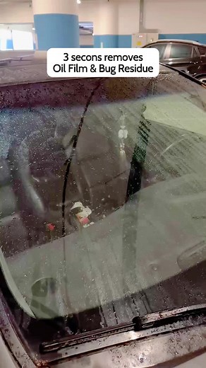 Effortlessly Remove Oil Stains from Windows with Degreaser!