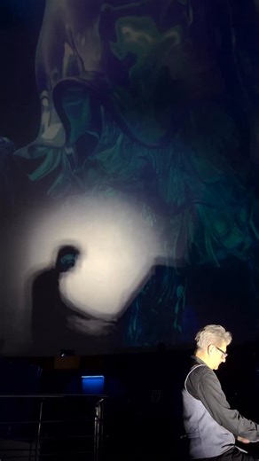 THE SOUND OF SPACE 🌌🎹 Live-Konzert mit Felix Reuter am Flügel – immersiv, dreidimensional, unter der Kuppel. Am 05.09.2026 um 19 Uhr treffen zwei Jubiläen aufeinander: 100 Jahre Zeiss-Planetarium Jena und 40 Jahre Bühne von Impro-Meister Felix Reuter. Was passiert, wenn Klavier, elektronische Sounds und 360°-Visuals zu einem einzigen Raum-Erlebnis verschmelzen? Ein Konzert, das sich nicht nur hören lässt – sondern durch die Kuppel wandert. Mal pulsierend, mal sphärisch, mal still. Und wichtig: