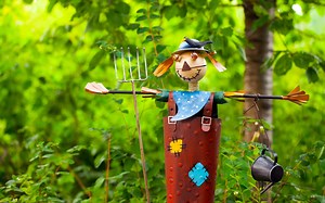 Activité manuelle : comment fabriquer un épouvantail pour le jardin avec votre enfant ?