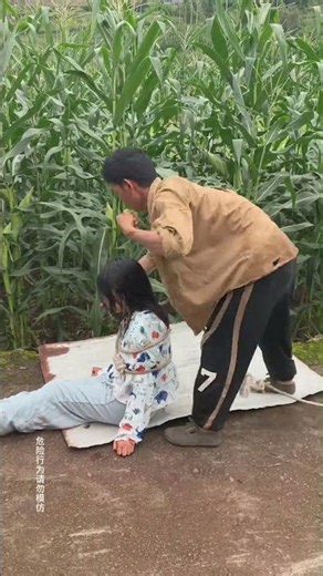 A woman fainted from heatstroke under the iron sheet, but was luckily helped by a kind person.