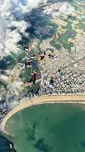 Quando um paraquedista passa por baixo ou fica na frente da corrente de ar provocada pela queda livre, causa um efeito “bolha” e cria um vácuo fazendo o segundo paraquedista perder a sustentação. Isso é até meio comum de acontecer em saltos em grupo. #paraquedismo #balneariocamboriu #peopleareawesome | Daniel Cajal