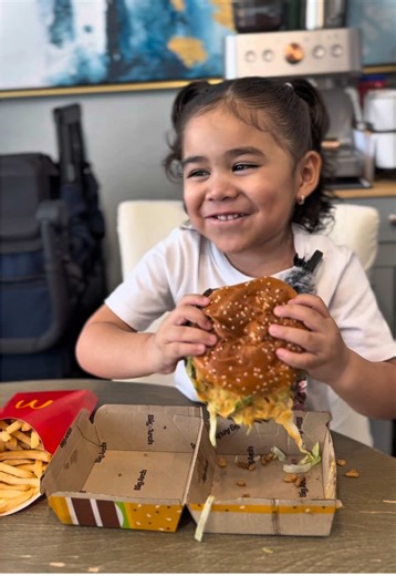 Move over @McDonald’s CEO my daughter just dropped the real Big Arch Burger review 🍔😂 Pure joy, zero acting, 100% Big Arch approval. McDonald’s — if you’re looking for your next commercial, for the fast food battle. I think we found your star ⭐️ #ArchBurger #McDonalds #burgerking #wendys #mukbang @Burger King @Wendy’s @McDonald’s Corporate @McDonald’s Paris @mcdonald’s canada🇨🇦 @McDonald’s UAE @McDonaldsMx @McDonald’s Suriname