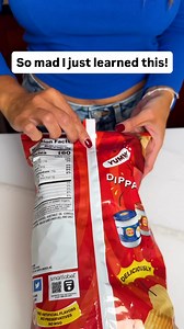 Game Day Chip Bag Hack 🤯 Open your chips along the back seam for easy access to the whole bag, no bowl necessary! Your family, friends and guests can dive right in for a handful. #snacktime #partytime #lifehacks | Randy & Mandy
