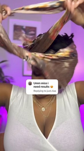 Disclaimer: Do not be like me! I’m somewhat rough with my locs and can get a bit aggressive with rubber bands. I start by trying to cut them out gently with scissors, but I often get impatient and end up popping the rubber bands with force. This works for me, but please don’t try this at home! 😅 Some might say this wasn’t a complete fail, but the Virgo in me had a vision that the left side of my head just didn’t comply with. The right side understood the assignment, but I either didn’t wet my h