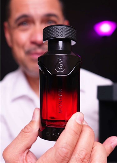Perfume Embarouge Monark (Monarch Edition) Salida rica en madera ahumada y especias cálidas, corazón vainilla cremosa y cacao, base tonka, frutas secas y madera profunda. Aroma gourmand opulento y duradero con toque masculino sofisticado. Frasco rojo premium con detalles dorados para presencia irresistible. #PerfumeMonark #Embarouge #AromaGourmand #TikTokShop #valentinesday