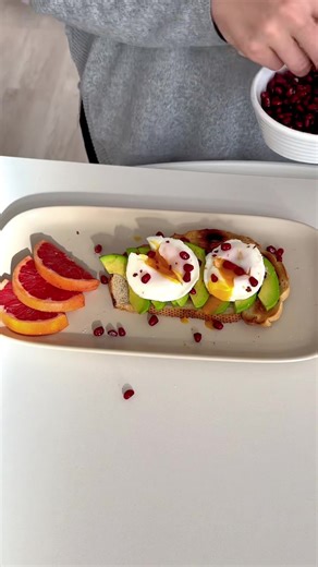 No slipping. Perfect poached egg 🌿 Would you poach an egg this way? Double tap and follow for more kitchen wins 🤍 #kitchenhacks #poachedegg #fyp #simple #dailyhacks