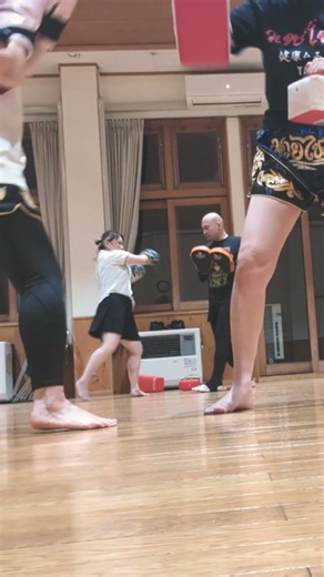 キックボクシング女性エクササイズの健康ムエタイトレーニングで有酸素運動ボクササイズ。 #キックボクシング #ミット打ち