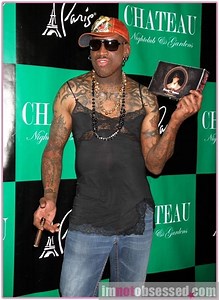 WATCH: Dennis Rodman makes appearance on stage with Pearl Jam at Wrigley Field