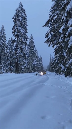Nothing stops a Jeep Gladiator on a snowy trail! Watch this beast power through the deep snow with ease, making its own path. 📷@dima_menkov . . . #JeepGladiator #JeepLife #OffRoading #SnowDay #WinterDriving #4x4 #Adventure #Overland #WranglerFamily #GladiatorNation | GPCA