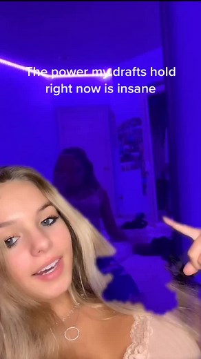 #greenscreenvideo if this gets 200k likes I’ll post it 😳#SometimesIRun #MyArt #foryou the power my drafts hold