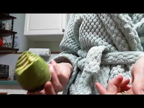 How to eat an avocado without a knife-mess free