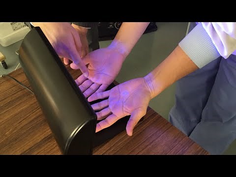 手洗いチェッカーを使った手洗い講習