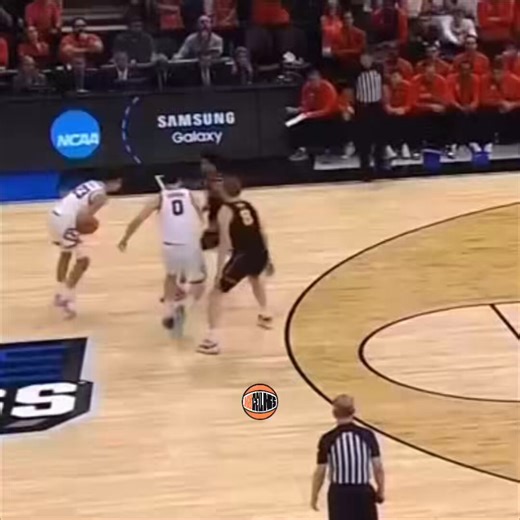 Keaton Wagler spin cycle finishing🌪️Wagler may not have elite first step burst but he’s a crafty mf’er. So good at using skilled footwork and balance to spin off his defender when his path gets cut off, staying in control in route to the rim