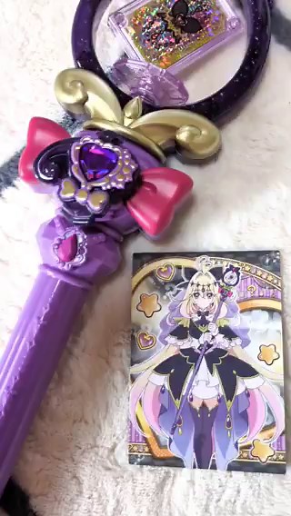 本編にも登場したのでティアアルカナロッドのご紹介です！デザインがとってもおしゃれでラメが入ってキラキラしてて可愛い💖✨物理的なギミックはカード部分の回転でこれが必殺技発動のスイッチにもなっていますね、更に変身以外にもアルカナちゃんとマシュたんの台詞がかなり収録されてます🥰