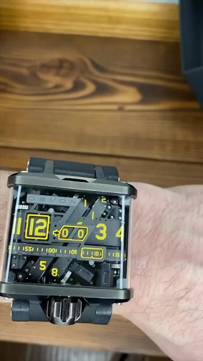 Nobody can say that the Devon TREAD 1 and it’s gear system isn’t unique. 📹: @scumbagdadofficial | Wrist Enthusiast