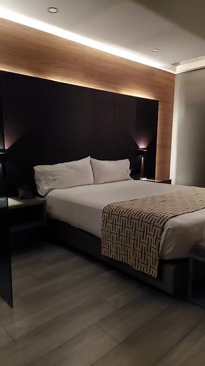 ¿Cómo es por dentro una sencilla? 🙂 ➡️Cama enorme ➡️Sofas de salita ➡️Mesita para comer ➡️TV Servicio de comida a la habitación 🍔 Estamos sobre carretera San Felipe frente a Costo. | Motel Sweet