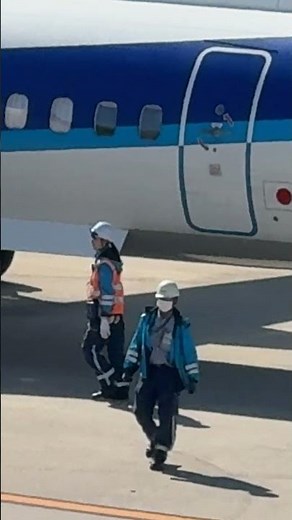 カーゴドア・クローズ、指差確認！ANA WINGS Bombardier DHC-8-402Q Dash 8 大阪国際（伊丹）空港 #Shorts