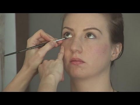 How To Apply Eyeliner On The Bottom Of The Eye