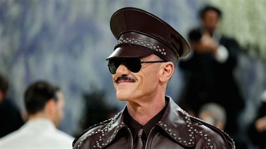 El look español de Luke Evans para la Met Gala inspirado en la erótica gay