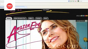 Seksikäs Amazon Eve, 203 cm, poseeraa bikineissä