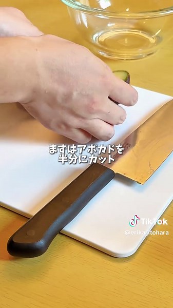 👇レシピはこちら👇 ▼材料（1枚分） アボカド 2個 韓国海苔 6〜8枚 いりごま 小さじ2 ごま油 大さじ1 塩 ふたつまみ ▼レシピ ①アボカドの種をとって角切りにする ②ちぎった韓国のりといりごま、ごま油、塩を混ぜ合わせる #料理 #レシピ #時短料理 #簡単レシピ #アボカド #アボカレシピ