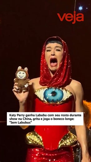 Sem Labubus! A cantora Katy Perry virou assunto nas redes sociais depois que uma cena de um show da turnê 'On The Lifetimes' na China viralizou. O motivo? Um presente inusitado que a artista recebeu de um fã. Nas imagens, a cantora se depara com um Labubu, boneco de pelúcia que virou trend neste ano, que foi jogado no palco e que foi personalizado com seu rosto. Ela, então, dá um pequeno chute no objeto antes de pegar, dar um grito e jogar o presente para longe. Assustada, Katy ainda grita: "Sem