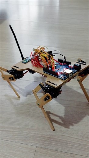 André Albuquerque - Robótica Educacional Brasil on Instagram: "RoboDog - Projeto de Robótica Educacional. Kit Arduíno para montar. #educaçãosteam #robocachorro #robodog #alunos #diy #tecnologia #criatividade #arduino"