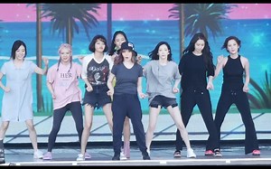 震惊！女帝穿睡衣打歌！【彩排舞台】【少女时代 - Holiday】