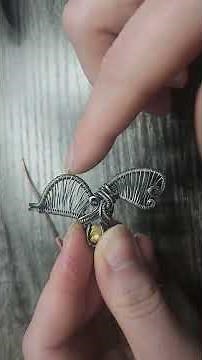 Keep your curved wire wrap weaves even. #wirewrappedjewelry #wirewrapping #arttutorial #diyjewelry