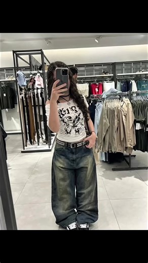 transforme eu nesse estilo chat gpt. transformando meu estilo com ia. outfits foto streetwear chat gpt. looks inspiração sweetwater. a foto que tirei, a roupa que peguei. outfits foto streetwear. transforme eu nesse estilo sem alterar nada somente as roupas e os acessórios. aprenda a transformar suas fotos com a ia ✨ troque de roupa e estilo em segundos, sem mudar nada na sua aparência, fundo ou iluminação 📸 veja o tutorial de foto trend: a foto que tirei, a roupa que peguei, com estilo streetw