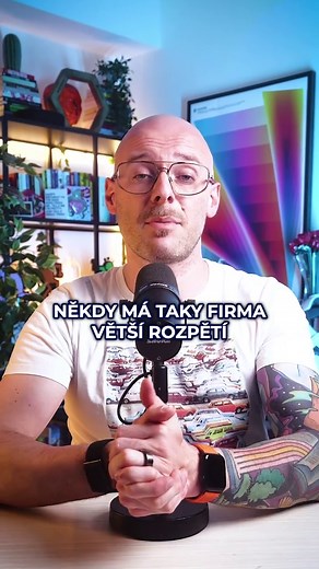 Neodpovídáš na pracovní inzeráty, kde chybí platové ohodnocení? 🚩 Je to pro tebe automaticky „red flag“? Pojďme se na to podívat z druhé strany. Proč vlastně některé firmy mzdu v inzerátu neuvádějí? Často to totiž neznamená, že chtějí šetřit. Výsledná částka se může odvíjet od: Tvých zkušeností a praxe Konkrétní náplně práce Odměn a bonusů Počtu smen, které odpracuješ To všechno se většinou detailně řeší až přímo na osobním pohovoru. Nenech se odradit jen proto, že v inzerátu nevidíš konkrétní