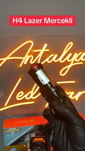 Perde Açar Mercekli & Lazer Destekli Model Tek üründe hem güçlü LED hem mercek performansı! Fabrika çıkışı merceksiz farlar için özel tasarlanmıştır. ⚡ Öne Çıkan Özellikler: ✅ 12-24V çalışma voltajı ✅ Perde açar uzun/kısa sistemi ✅ Lazerli LED hibrit aydınlatma ✅ USA Bridgelux CSP Chip – net ve çizgisel ışık ✅ Beyaz 6500Kelvin ✅ IP68 su ve toz koruması ✅ Bakır kaplama hidrolik fanlı güçlü soğutma ✅ 50.000 saat uzun ömür ✅ 45° – 80°C çalışma sıcaklığı ✅ Entegre mercek yapısı – ekstra montaj gerek