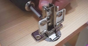 Comment installer les charnières d'armoire?