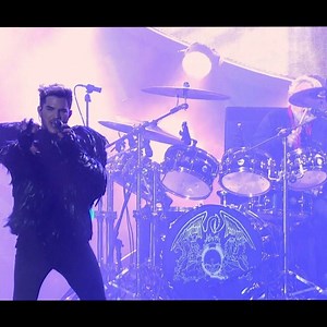 26K views · 170 reactions | ‘The Show Must Go On’ toont Adam Lambert z'n achtergrond en opkomst. Na verschillende zangers versleten te hebben bundelde Queen krachten met de American Idol-winnaar. In de documentaire wordt niet gefocust op de eerdere successen maar juist op de huidige stand van zaken binnen de band. Benieuwd? Kijk ‘Queen & Adam Lambert – The show must go on’ vanavond om 22.50u op NPO 3. bit.ly/Theshowmustgoon | NPO Doc | Facebook