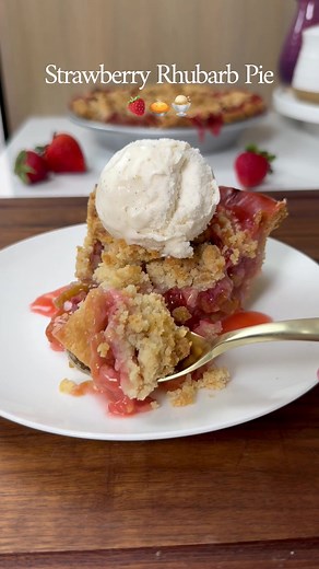 Strawberry Rhubarb Pie Recipe with Crumb Topping