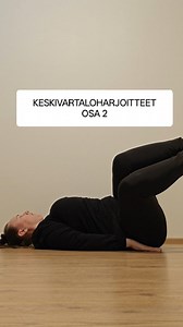 Keskivartalon liikkeet osa 2 ✨ 1️⃣ Kädellä kurkotus ylöspäin Uloshengityksellä aktivoi lantionpohja ja syvät vatsalihakset — tunne, miten liike pitenee sisältä asti. 2️⃣ Jalkojen kierto sivulle Pidä keskivartalo tuettuna ja anna liikkeen lähteä hallitusti hengityksen rytmissä. Synnytyksen jälkeen yksi asiakkaani sanoi: “En ollut aiemmin ymmärtänyt, miten tärkeää on tunnistaa syvien vatsalihasten työ. Kun opin sen, koko keho tuntuu vakaammalta.” Syvät vatsalihakset ovat keskivartalon perusta — ni