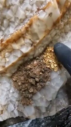 3 Seconds Later Gold Inside the Quartz #treasure #viral