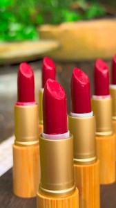 Rose Petal Lipstick Craft | Creating Natural Lip Color from Flower Pigment 🔹 Description: Using pigment extracted from rose petals, this video showcases the traditional method of crafting natural rose petal lipstick. Through careful drying, soaking, and gentle extraction, the petals release a soft, elegant hue that has been cherished in traditional beauty culture for centuries. This process reflects a time when color came purely from nature, guided by patience and experience rather than chemica