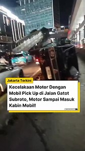 Kecelakaan lalu lintas terjadi di Jalan Gatot Subroto, Mampang Prapatan, Jakarta Selatan, Minggu (16/11/2025) malam. Tiga kendaraan terlibat yaitu dump truk, mobil pick up, dan sepeda motor. Berdasarakan keterangan dari @vlogwargajkt, mobil pick up terlihat terguling dan rusak parah di bagian depan serta sisi kiri. Sepeda motor juga ringsek dan sampai masuk ke dalam kabin pick up. Menurut keterangan warga yang melintas, pick up dengan nomor polisi T 8870 TO melaju dari Pancoran menuju Semanggi. 