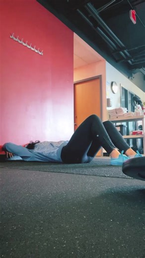 The wall press dead bug is an excellent exercise for strengthening the anterior core, providing a solid foundation for maintaining trunk stability during various types of squats. Incorporate this move into your routine to maximize your gains! Aim for 10 repetitions and complete 3-4 rounds. #core #squatgains #improvement #trainertips